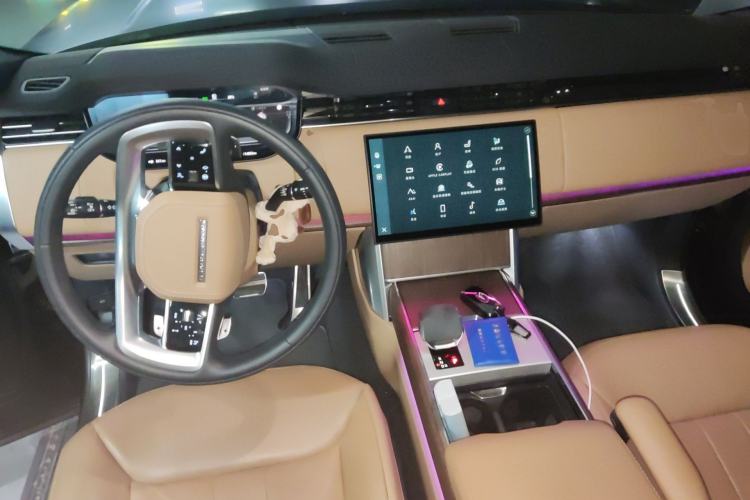 Used Land Rover Range 2025 3.0 L6 400 PS Extended Luxury Version 7-Seater Center Console