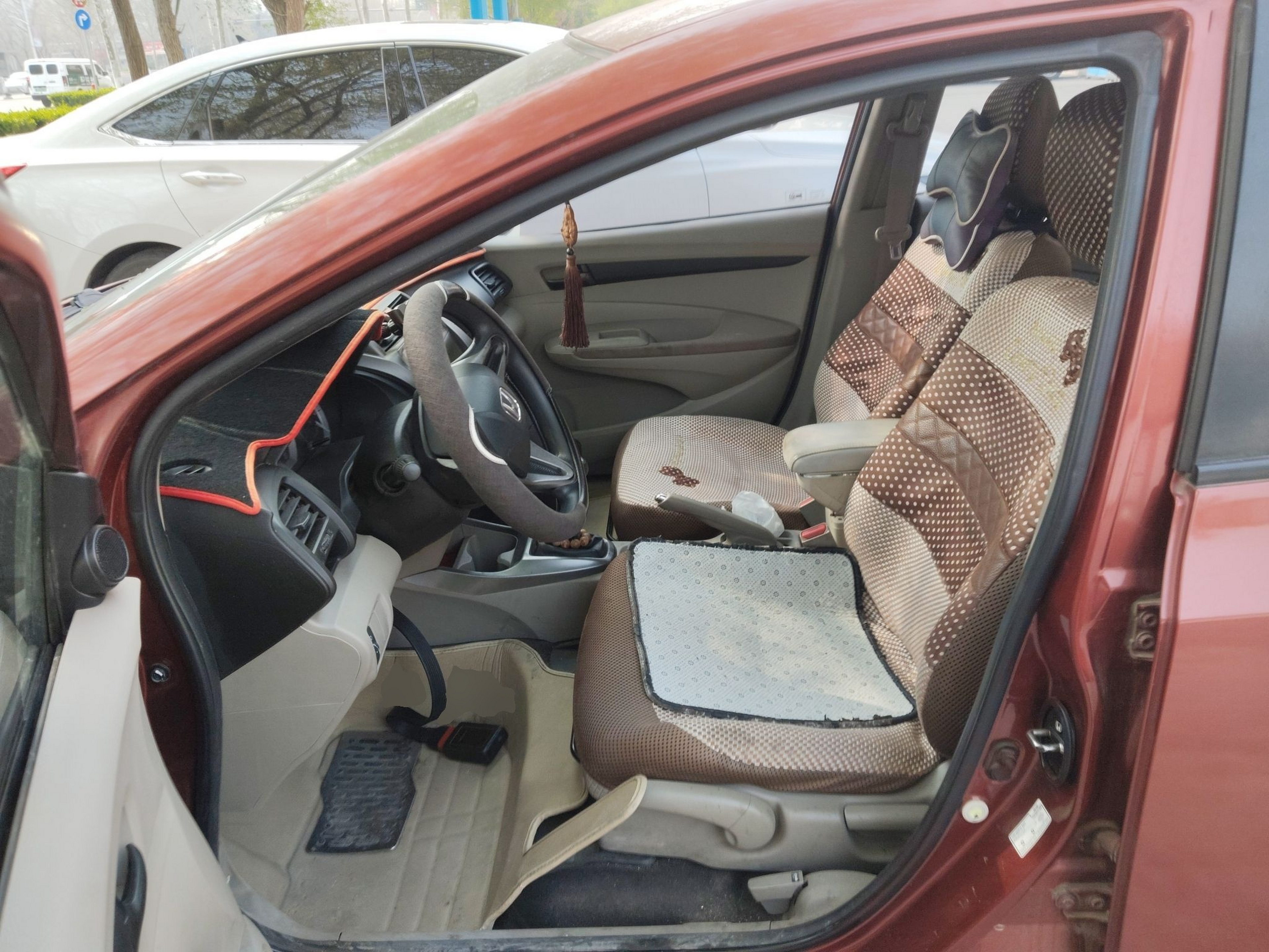 Переднее сиденье в автомобиле