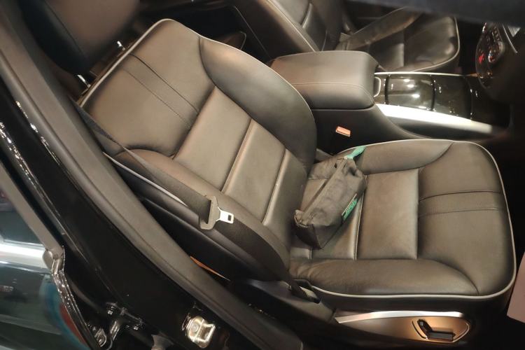 Used Mercedes-Benz R-Class 2017 R 320 4MATIC Business Edition Prestige Model Right Front Seat