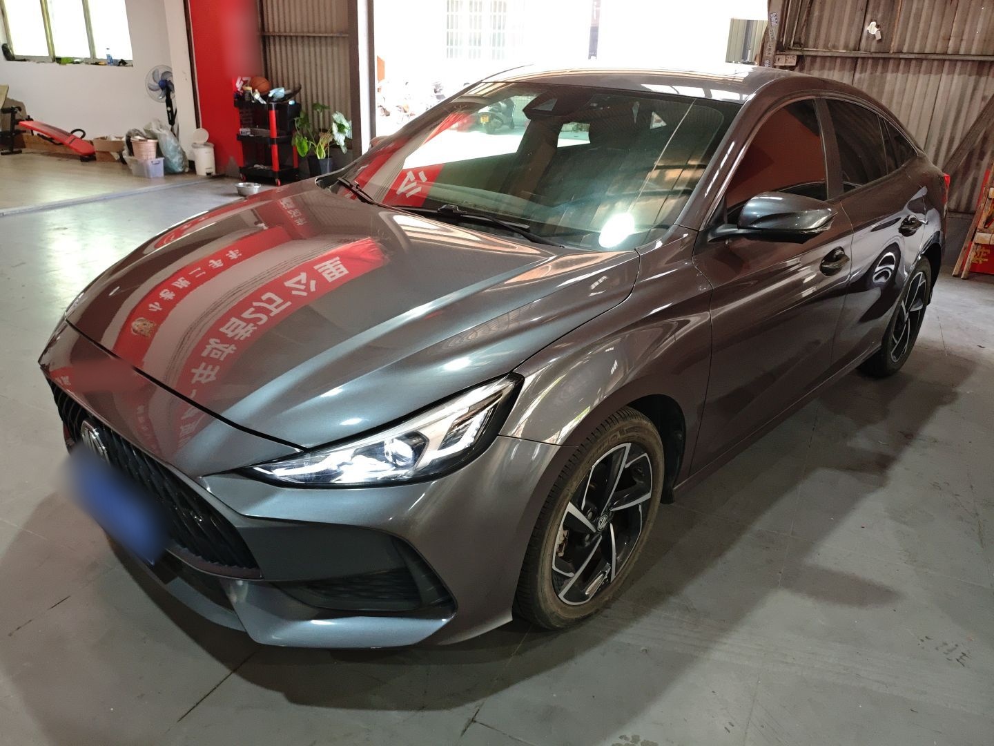 تحت مقدمة السيارة