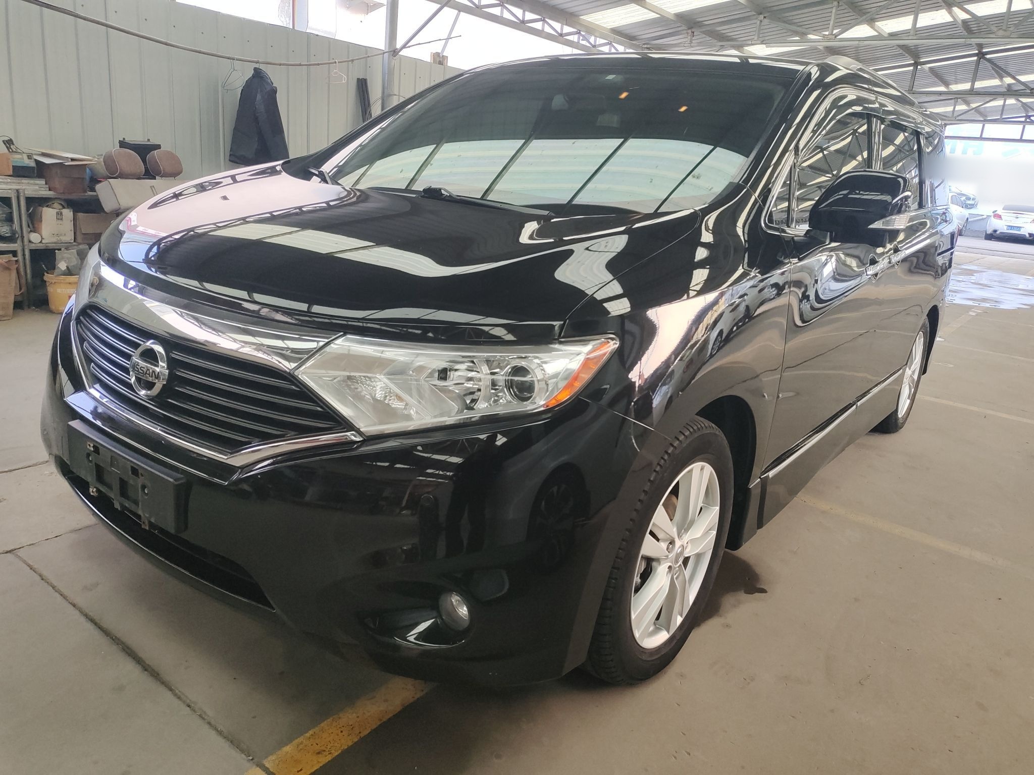 تحت مقدمة السيارة