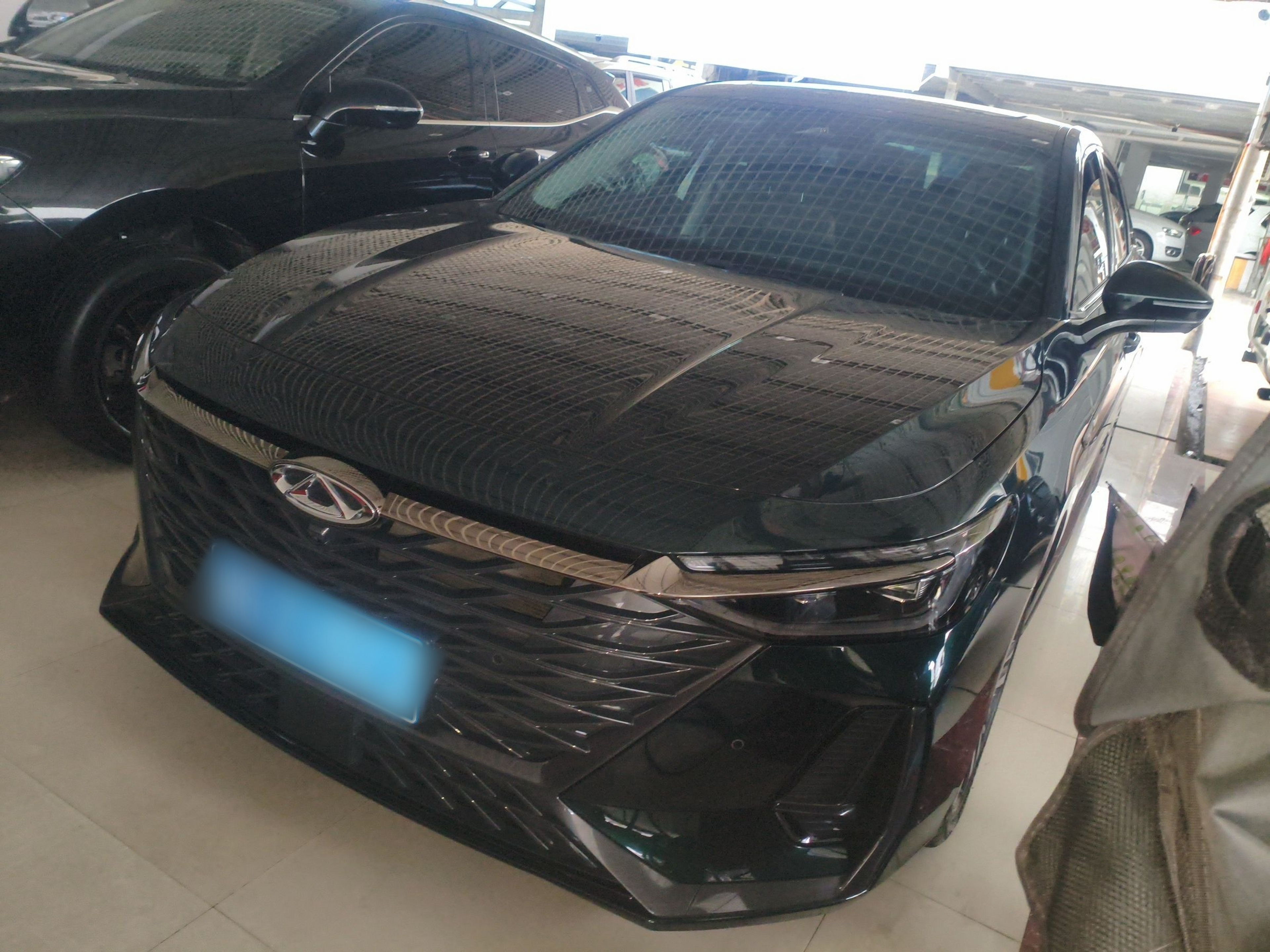 Под передней частью автомобиля
