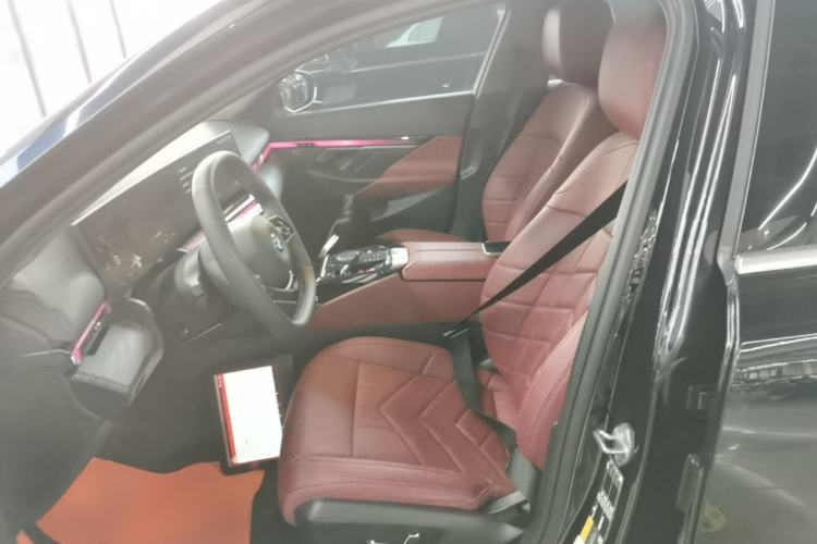 Used BMW i5 2024 eDrive 35L Luxury Package Left Front Seat