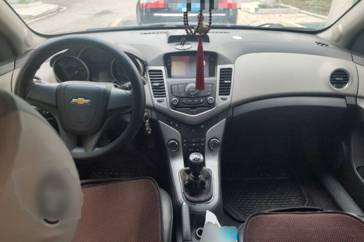 Used Chevrolet Cruze 2013 1.6L SL Sunroof Edition MT Center Console