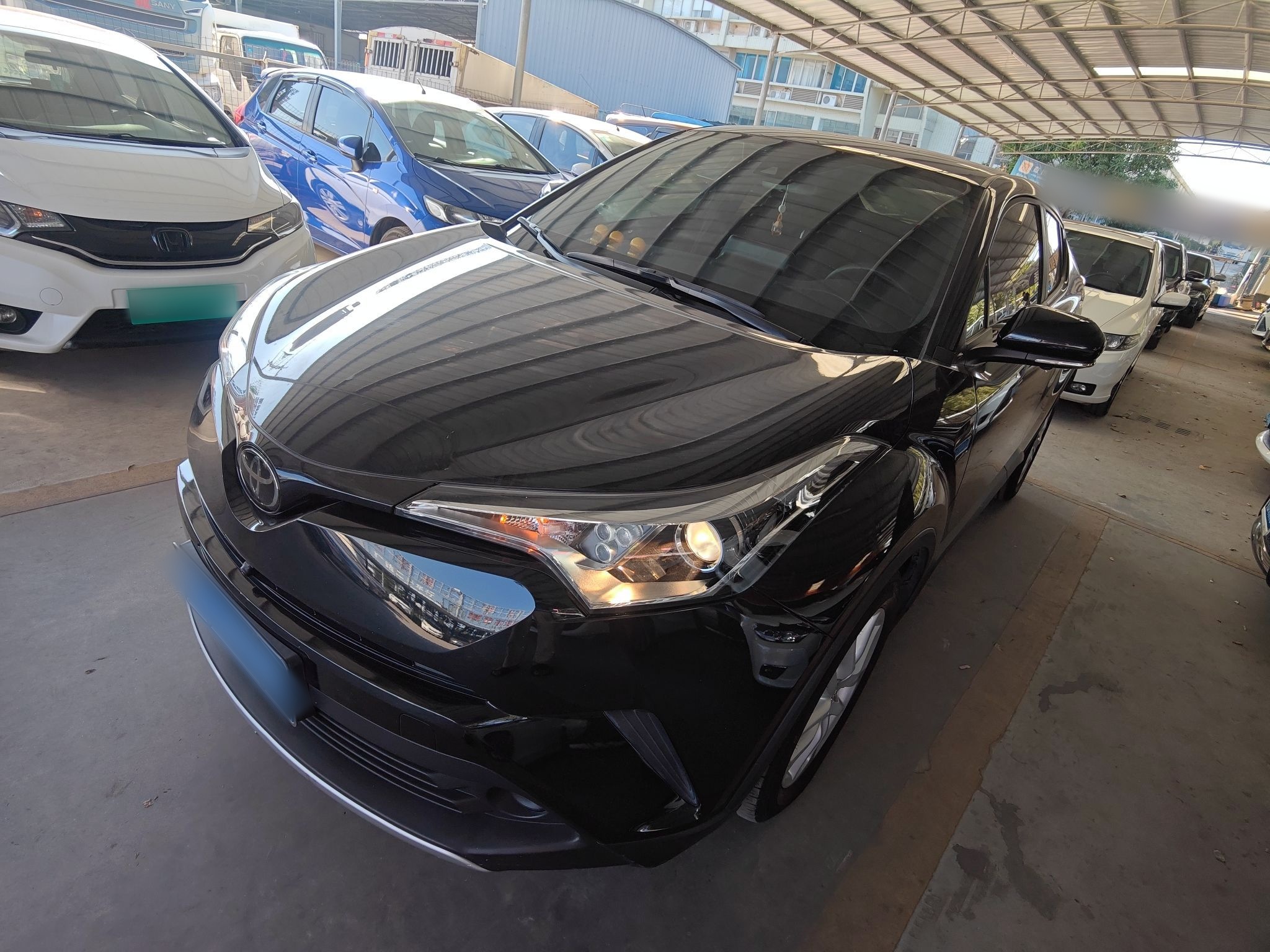 تحت مقدمة السيارة