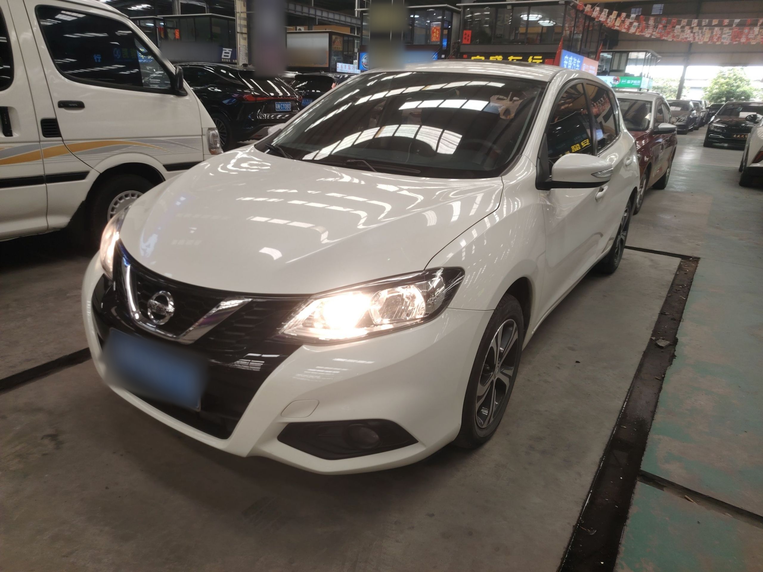 Под передней частью автомобиля