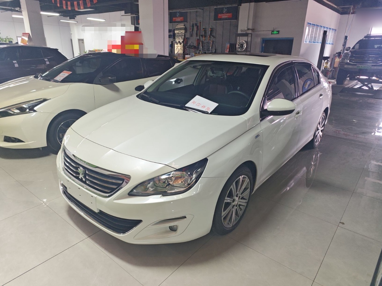 تحت مقدمة السيارة