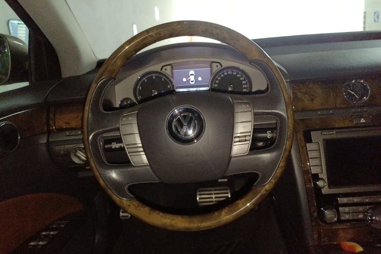 Used Volkswagen Phaeton 2011 3.6L V6 4-Seater Extended-Length Individual Edition Steering Wheel