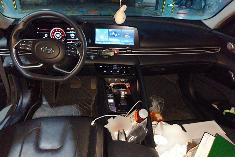 Used Hyundai Elantra 2022 1.5L CVT LUX Prestige Edition Center Console