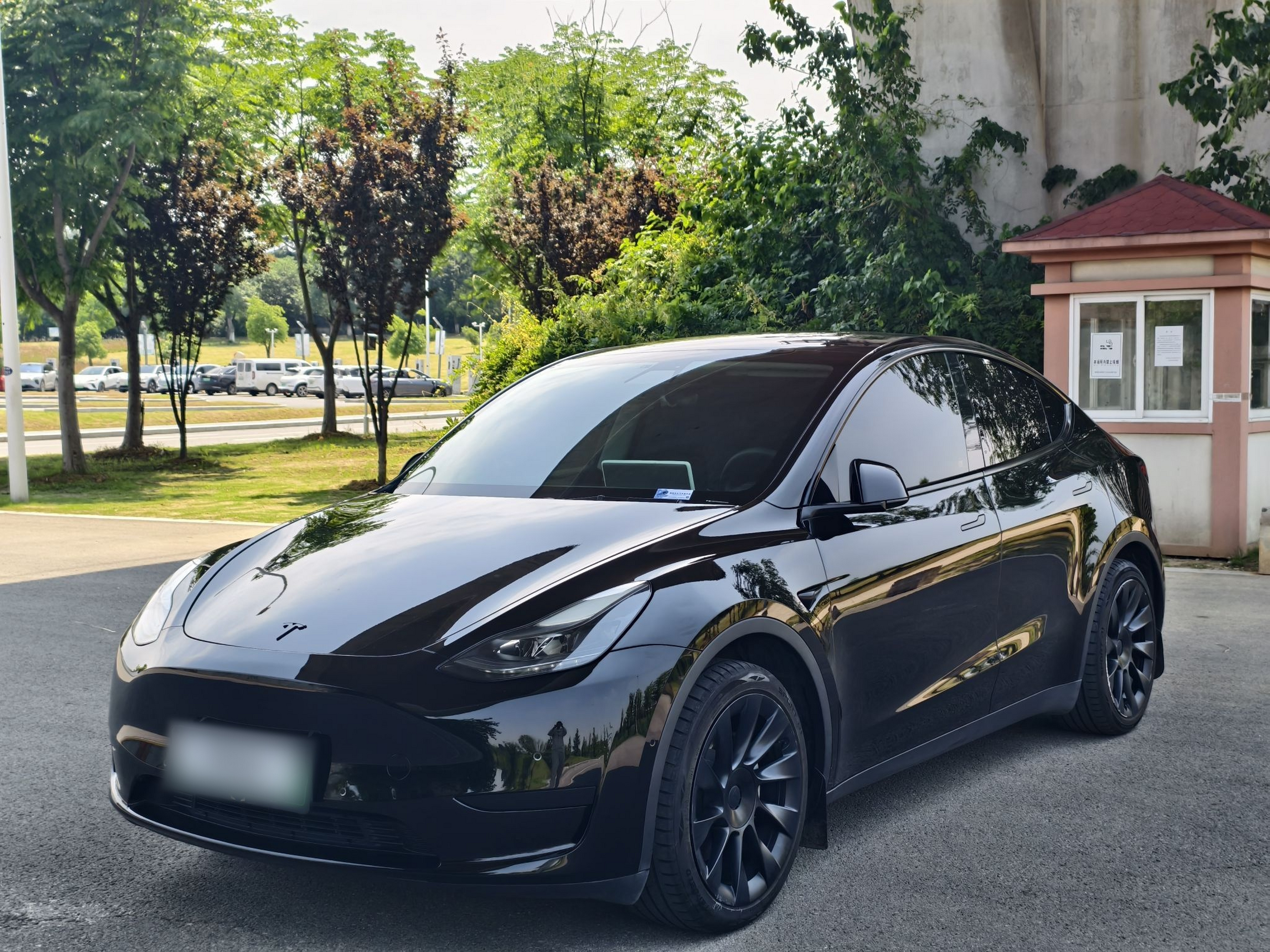 Под передней частью автомобиля