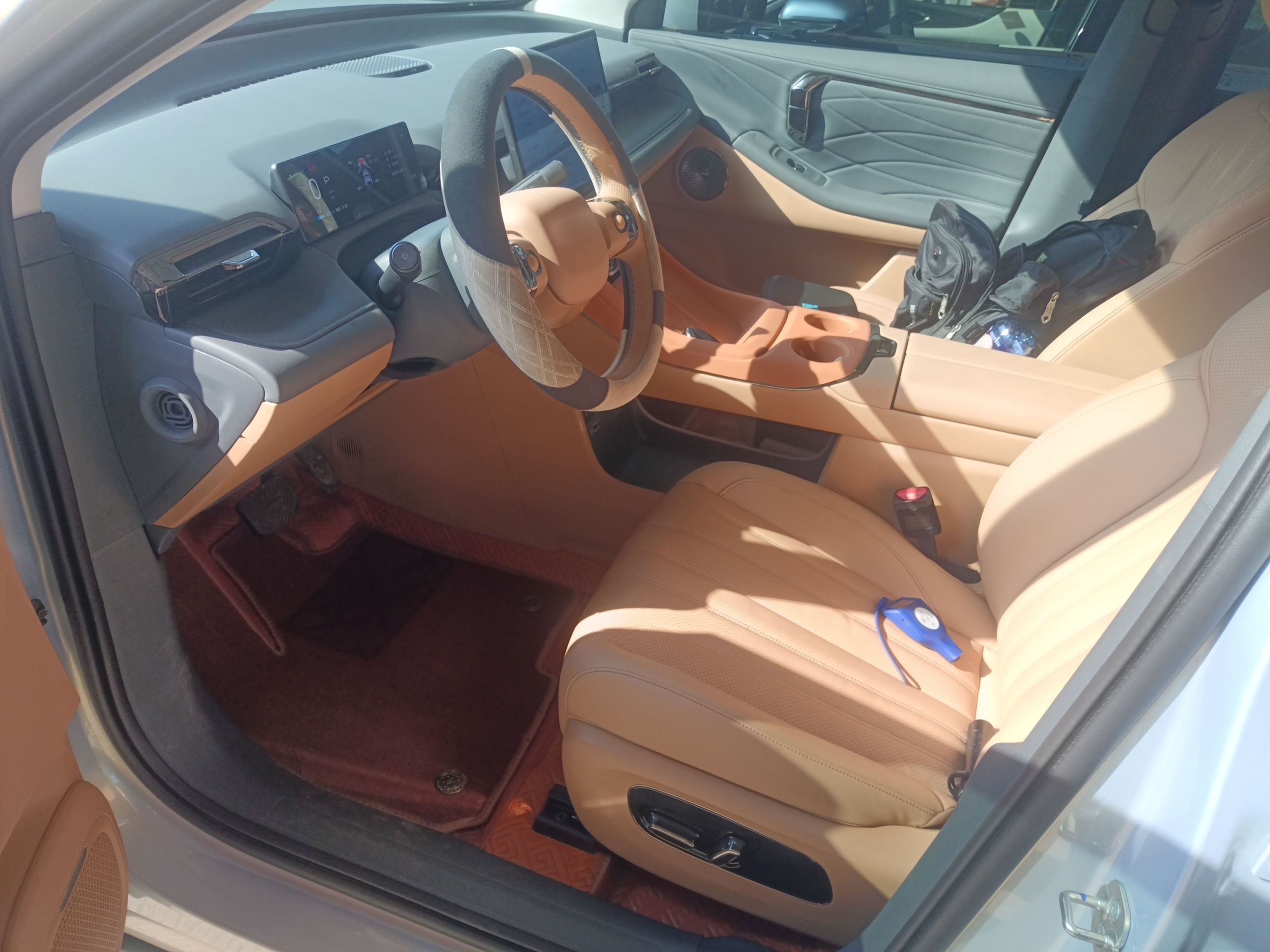 المقاعد الأمامية داخل السيارة