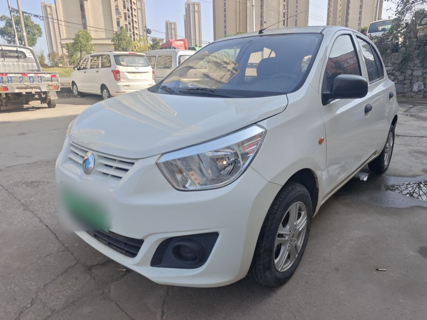 تحت مقدمة السيارة