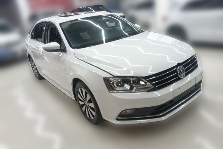 Used Volkswagen Sagitar 2015 230TSI Automatic Luxury Model Front Right 45 Deg