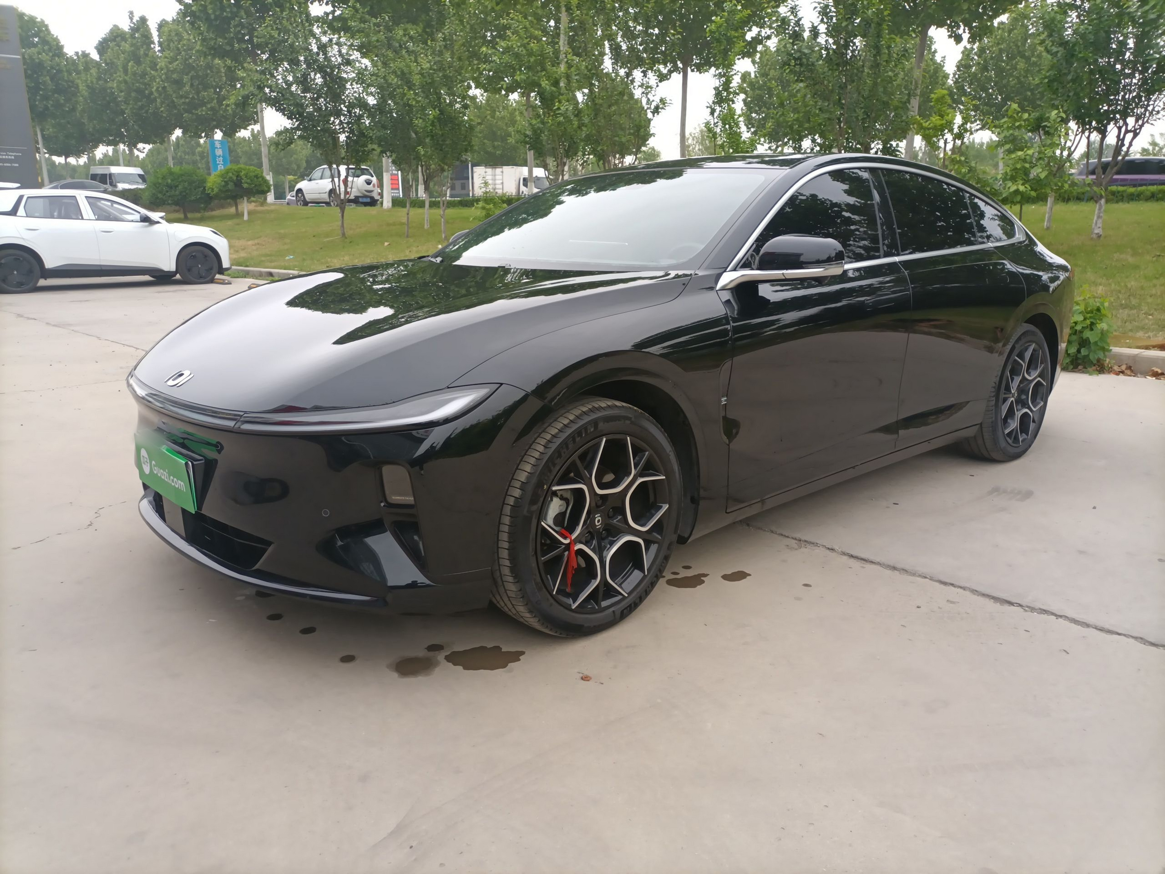 Под передней частью автомобиля