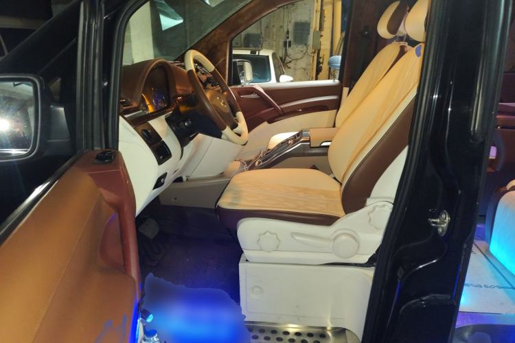 Used Mercedes-Benz Viano 2010 2.5L Luxury Edition