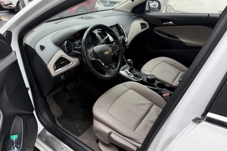 Used Chevrolet Cruze 2015 1.4T DCG Luxury Edition Interior 5