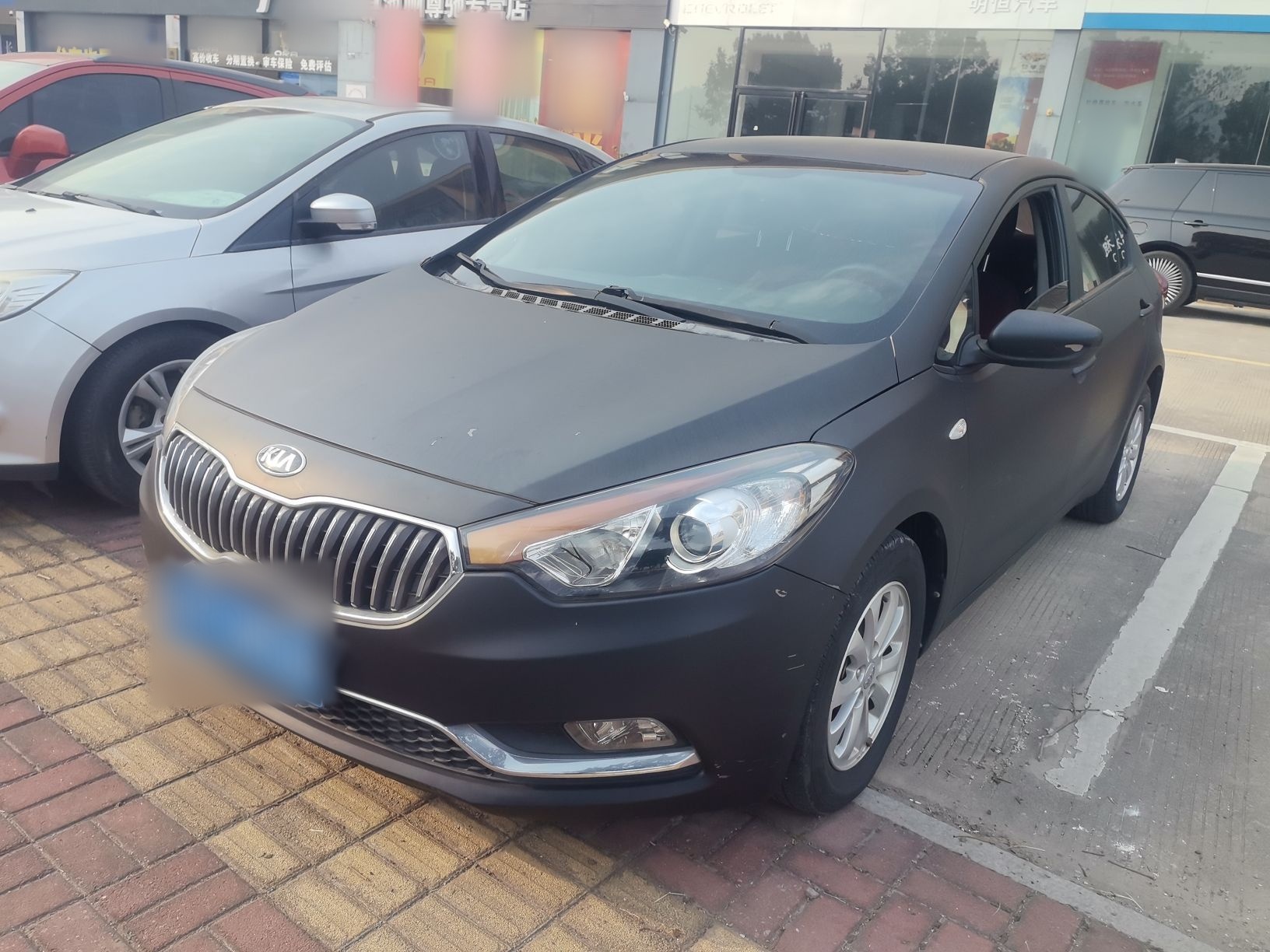 Под передней частью автомобиля