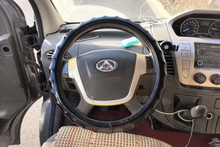 Used SAIC MAXUS Xintu V80 2015 2.5T AMT Aoyuntong Edition Short Wheelbase Mid-Height