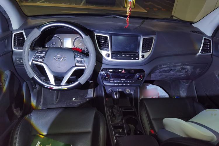 Used Hyundai Tucson 2018 1.6T Dual-Clutch Two-Wheel Drive 15th Anniversary Special Edition Center Console