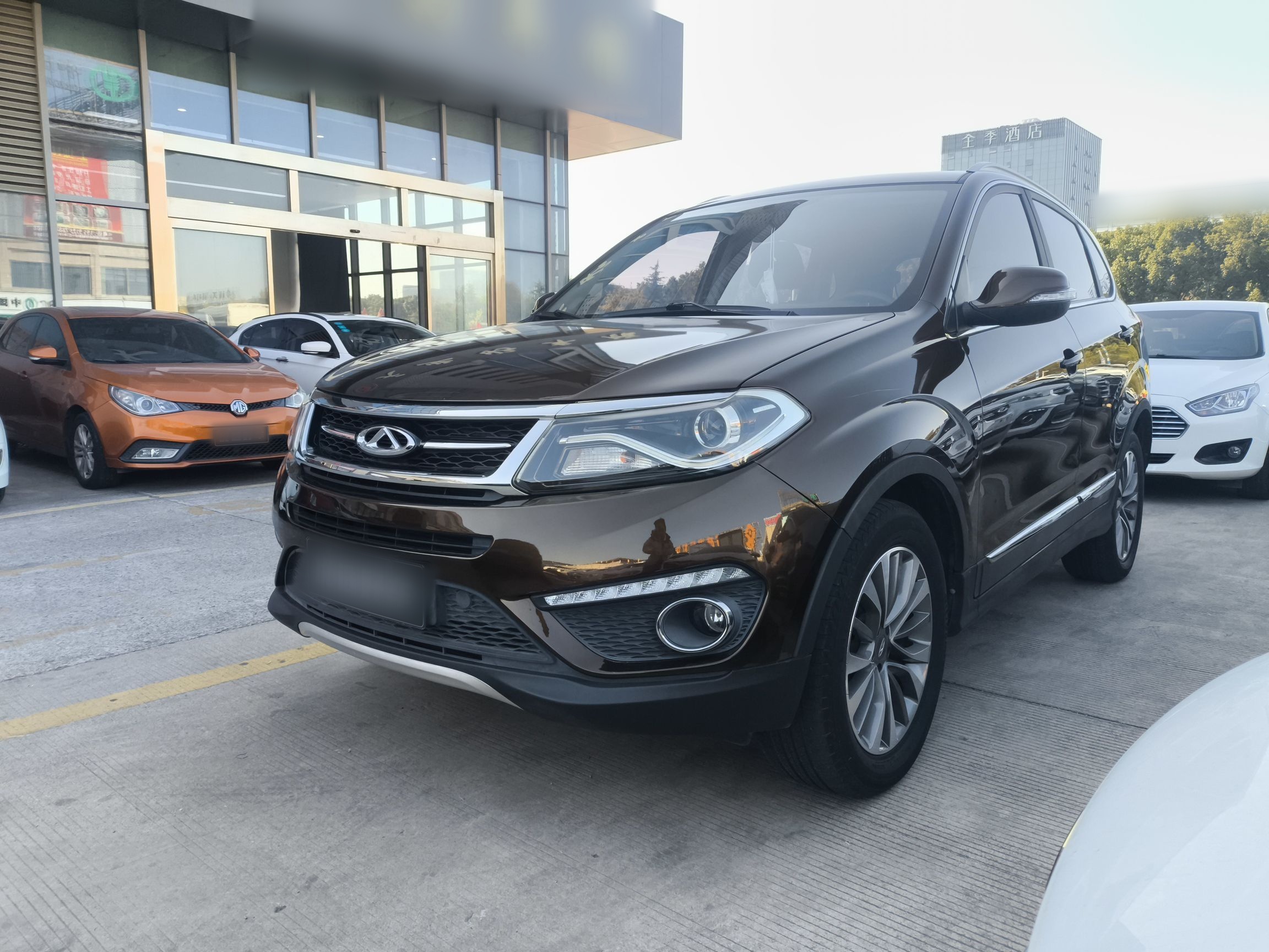 تحت مقدمة السيارة