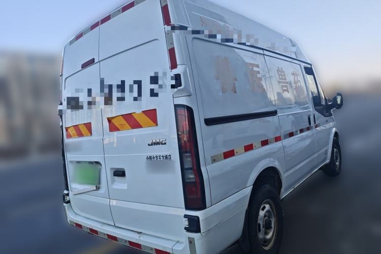 Used JMC Fushun 2023 2.0T Manual Short-Wheelbase Mid-Roof Commercial Van Transporter 2/3 Seats