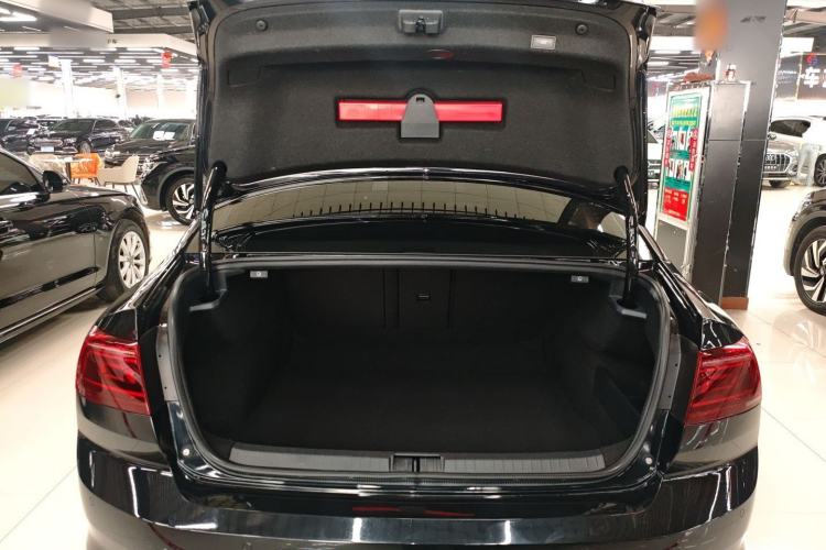 Used Volkswagen Magotan 2023 2 Million Units Commemorative Edition 330TSI DSG Luxury Version Trunk