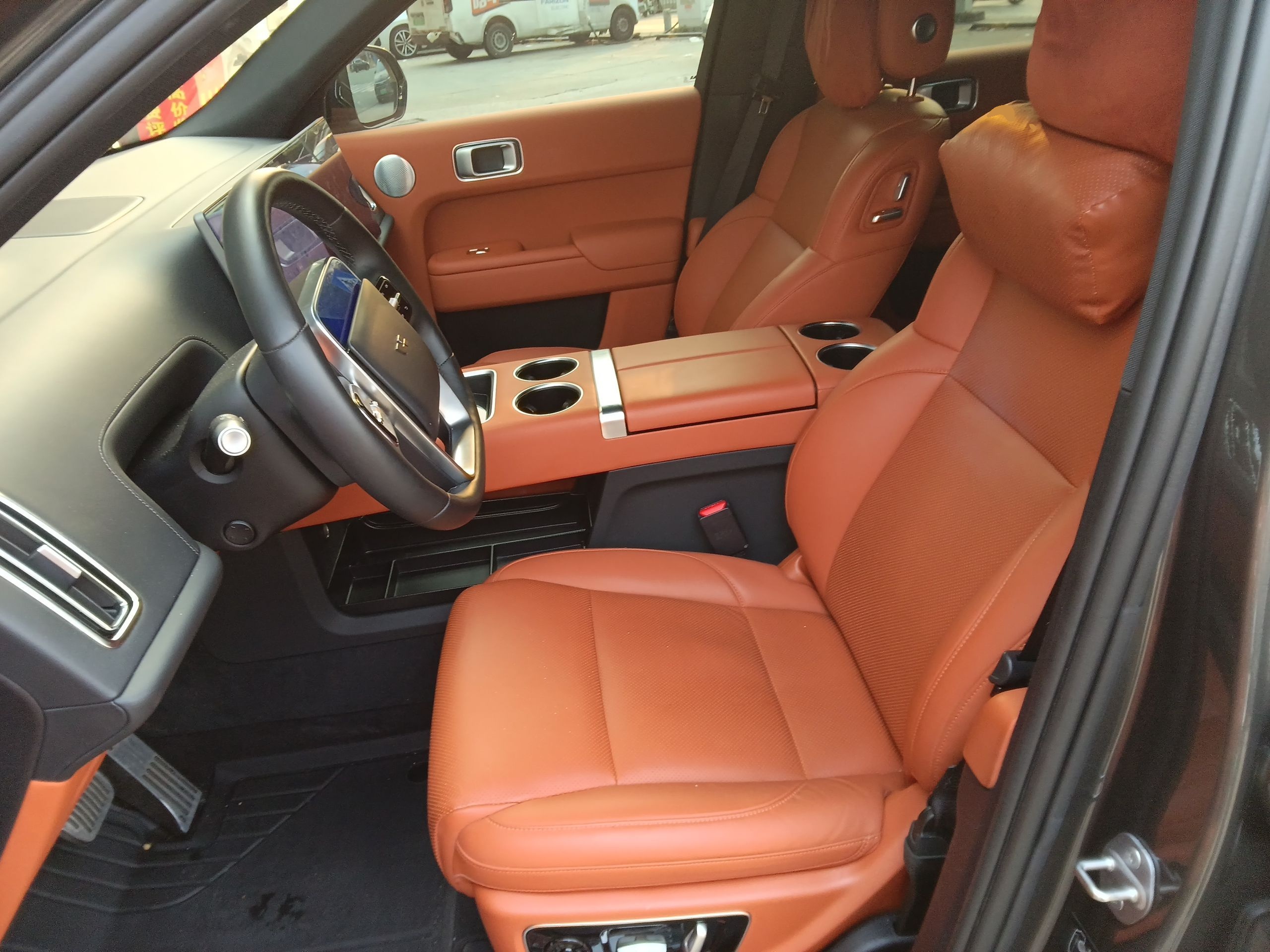 المقاعد الأمامية داخل السيارة