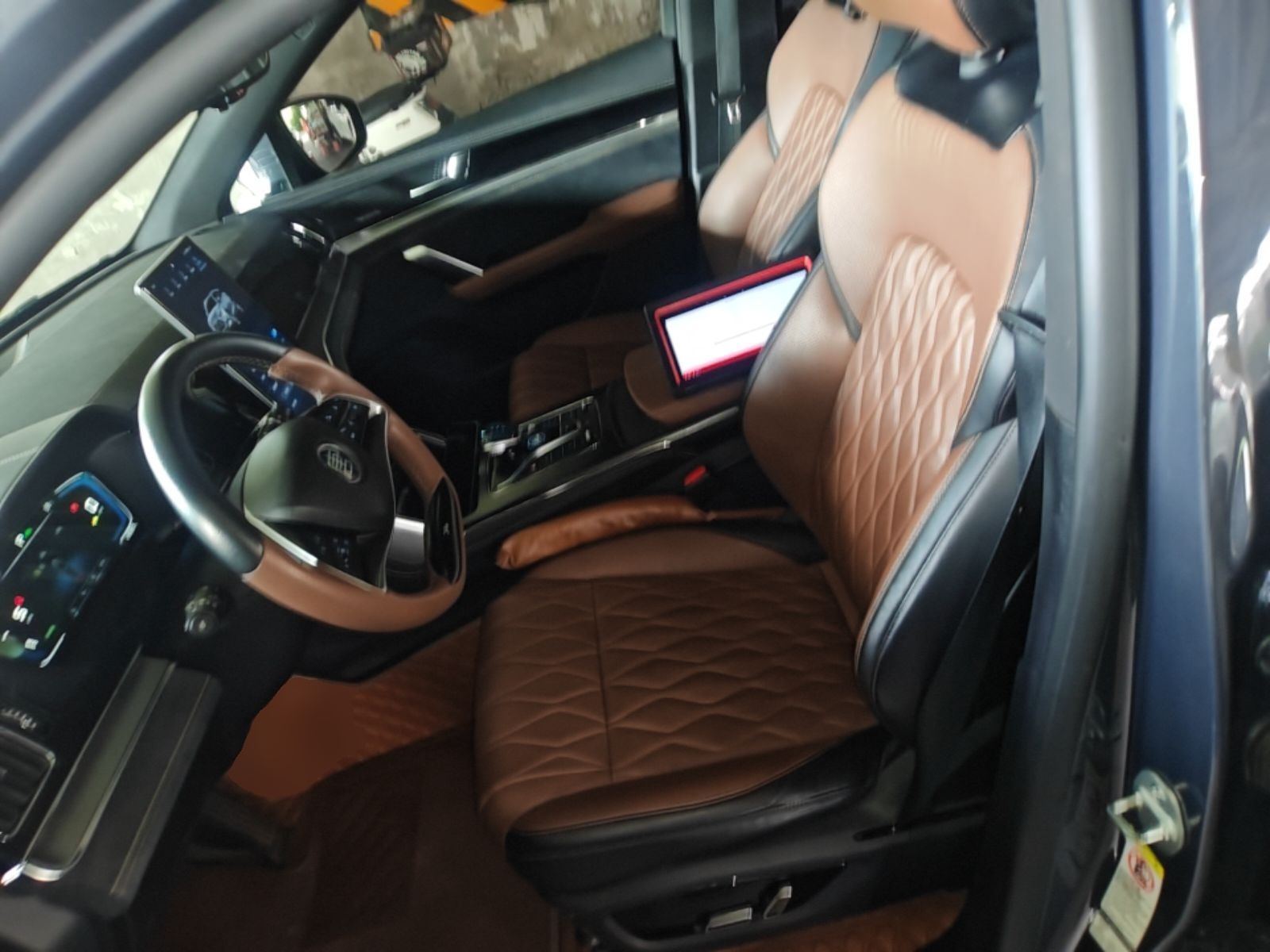 المقاعد الأمامية داخل السيارة