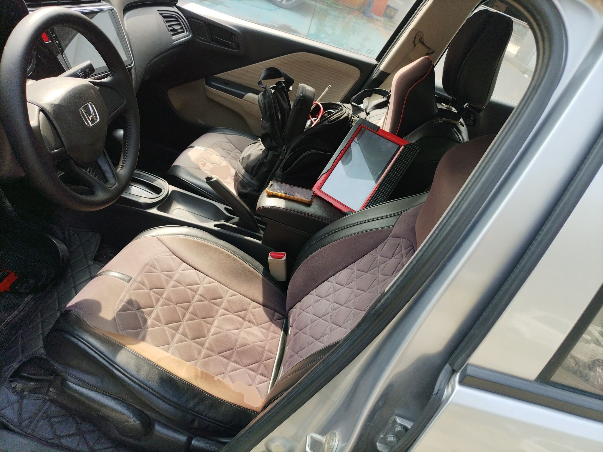 المقاعد الأمامية داخل السيارة