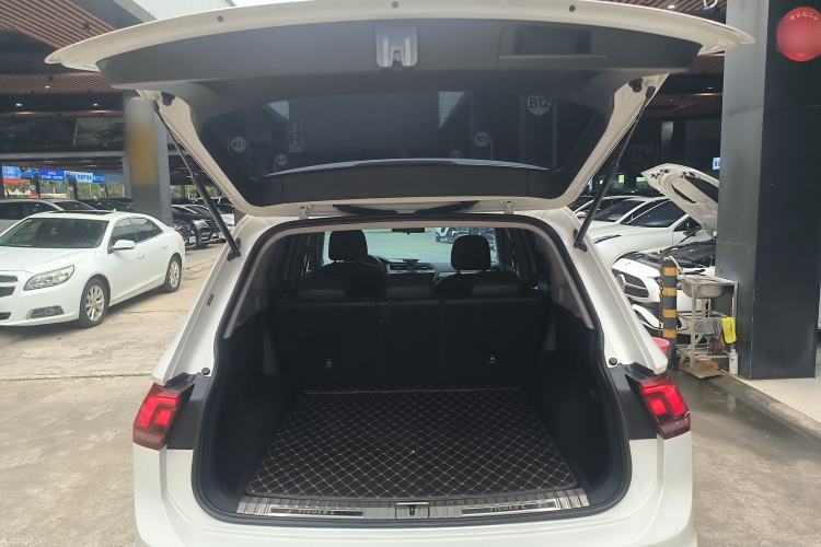 Used Volkswagen Tiguan L 2017 330TSI Automatic Two-Wheel Drive Luxury Edition Trunk