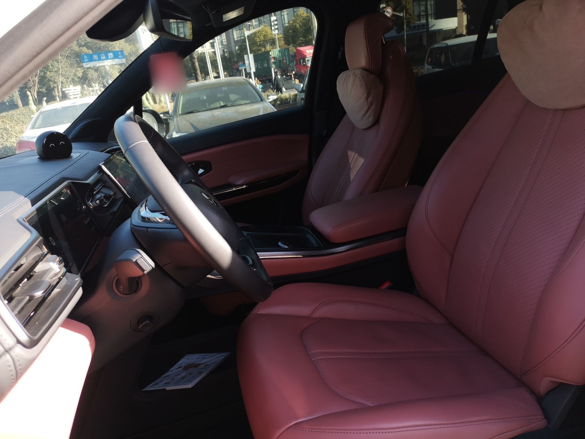 المقاعد الأمامية داخل السيارة