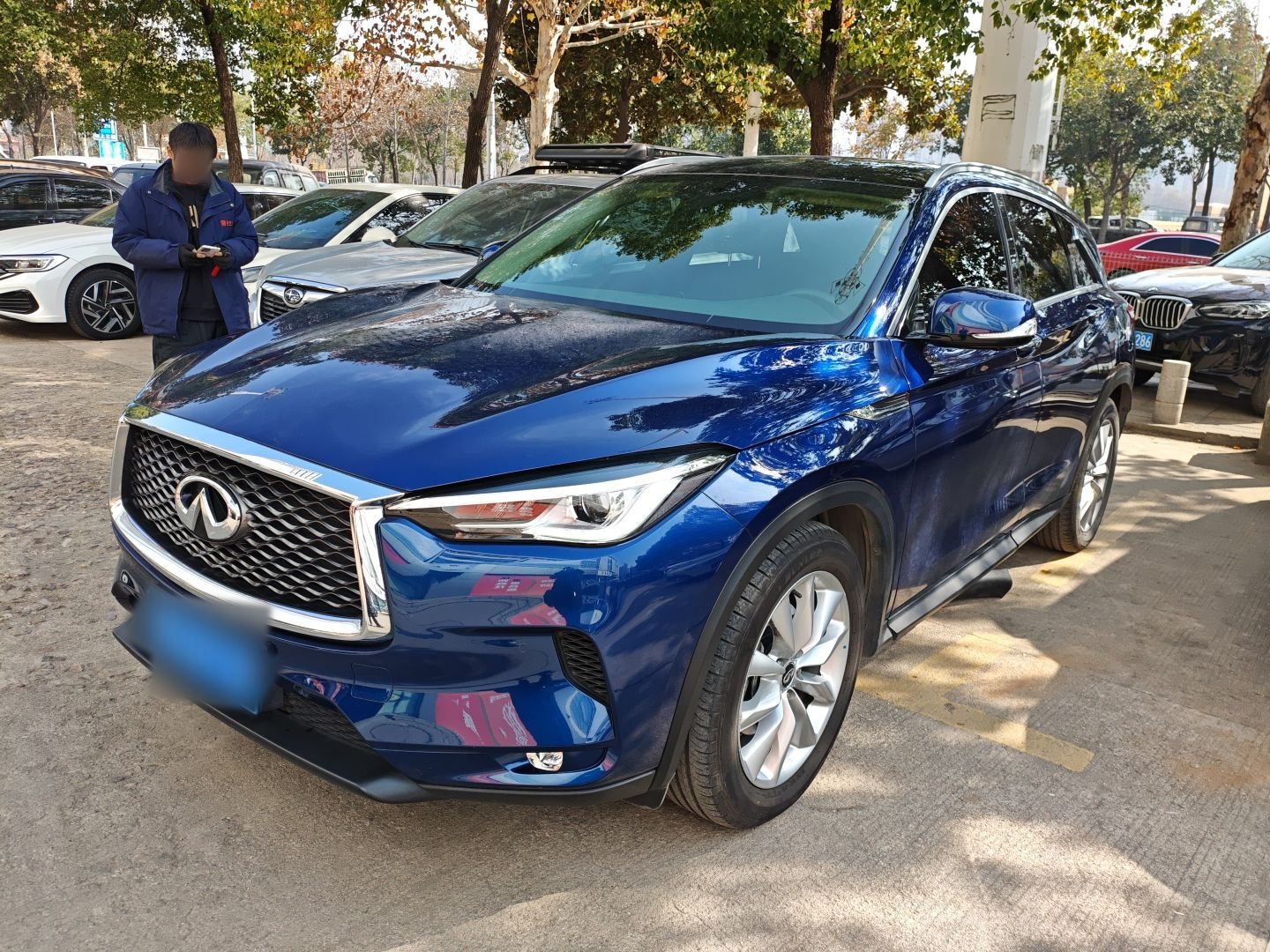 تحت مقدمة السيارة