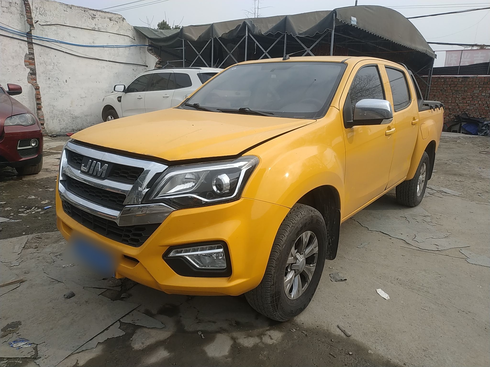 تحت مقدمة السيارة