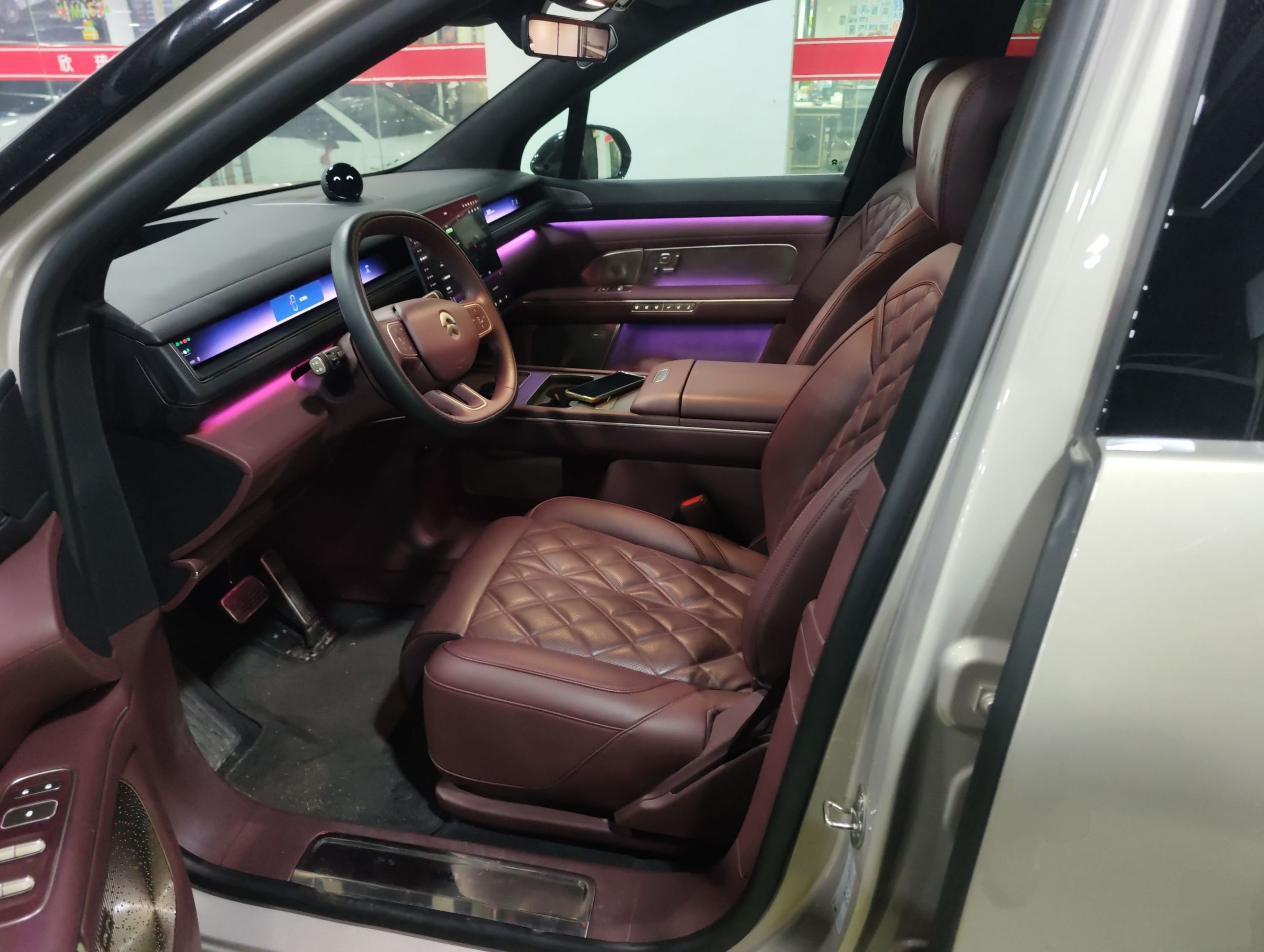 المقاعد الأمامية داخل السيارة