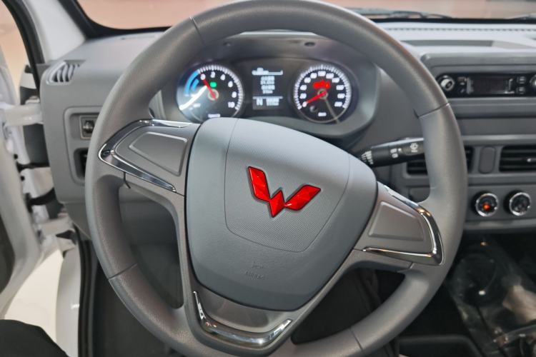 Used Wuling Yangguang 2024 300KM Comfort Version Passenger Van 75kW
