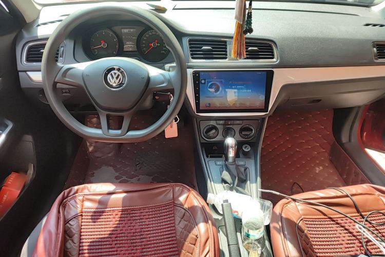 Used Volkswagen Gran Lavida 2015 1.6L Automatic Fashion Edition Center Console