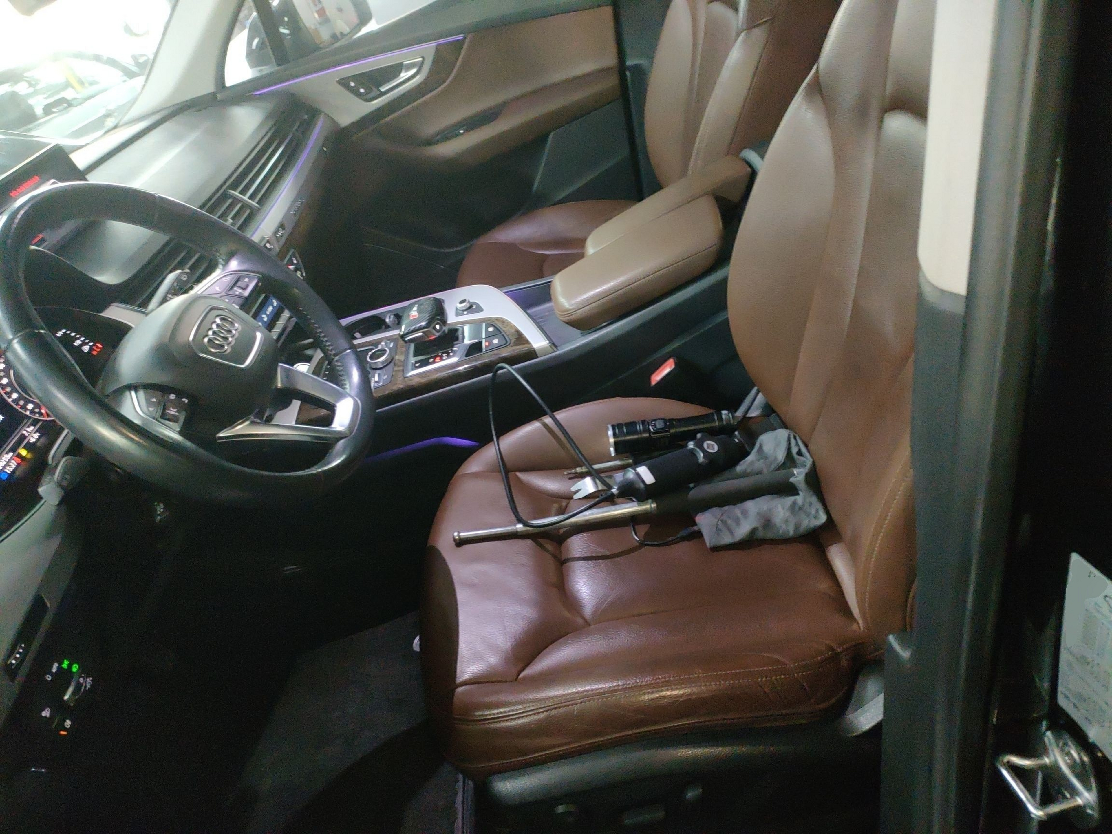 المقاعد الأمامية داخل السيارة