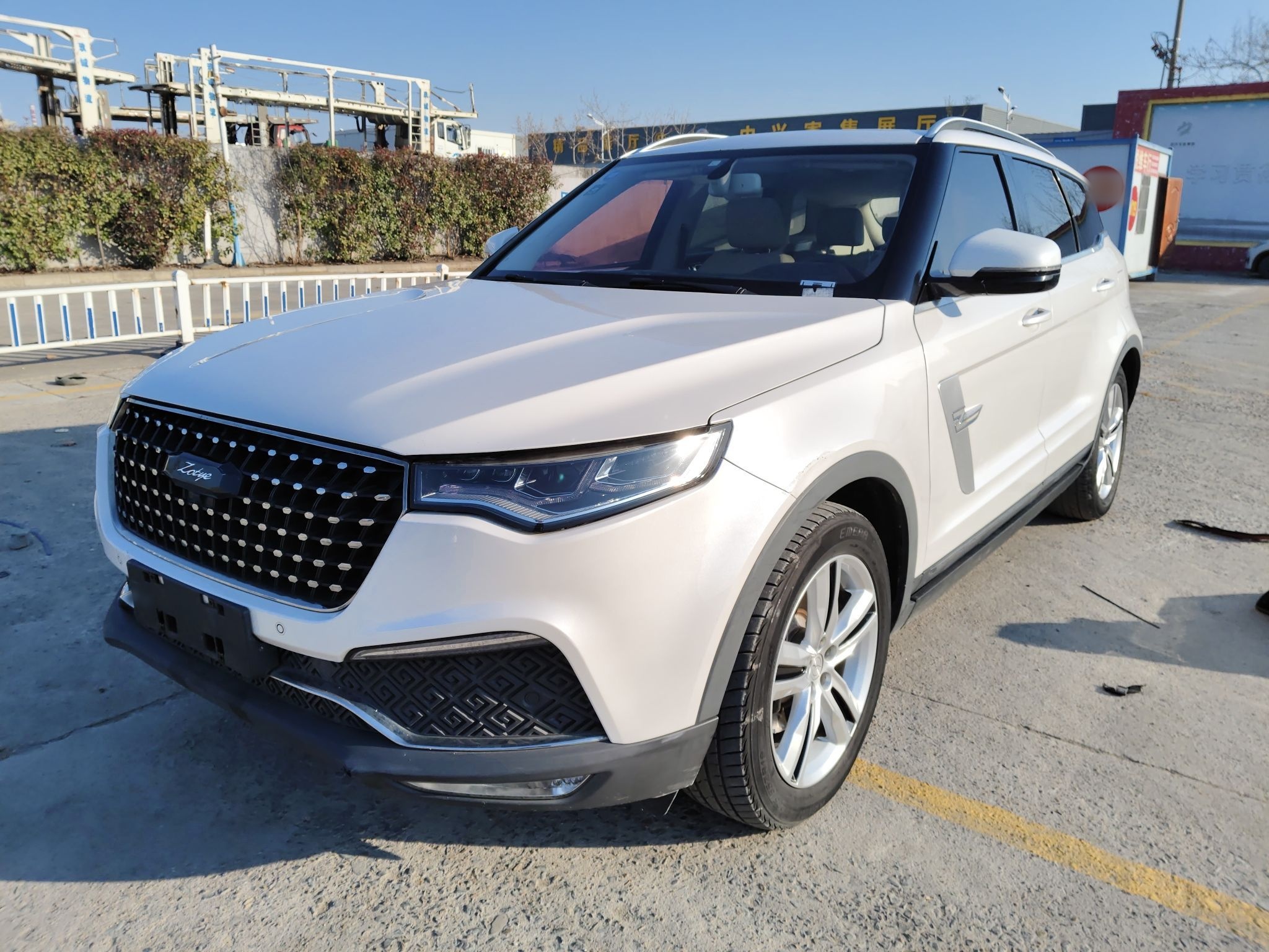 تحت مقدمة السيارة