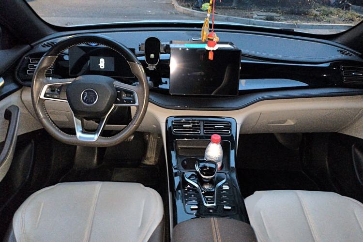 Used BYD Qin PLUS 2023 Champion Edition DM-i 55KM Leading Model Center Console