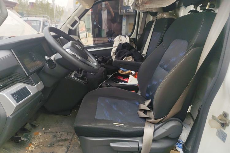 Used Dongfeng Yufeng 2023 V9+ 2.3T Manual Rear-Drive Cargo Van with Dual Rear Tires 3-Seater Left Front Seat