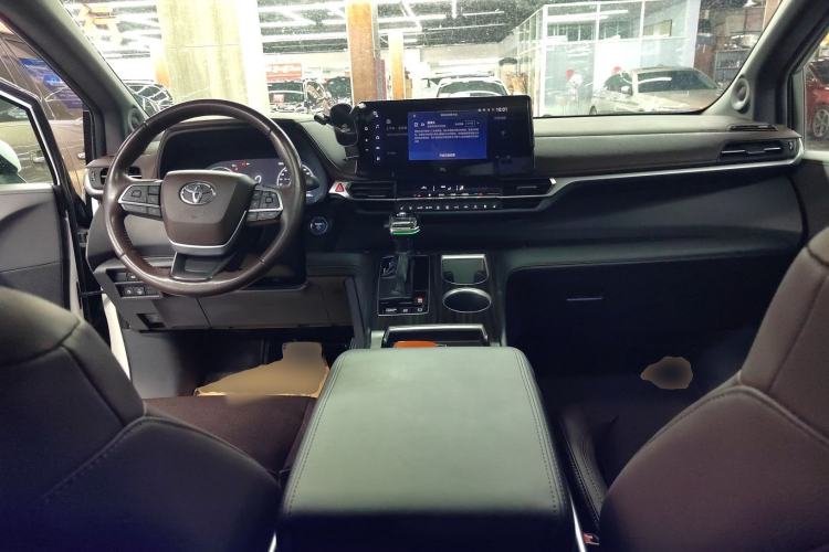 Used Toyota SIENNA 2023 2.5L Hybrid Platinum Edition Center Console