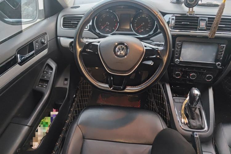 Used Volkswagen Sagitar 2015 230TSI Automatic Comfort Version Steering Wheel