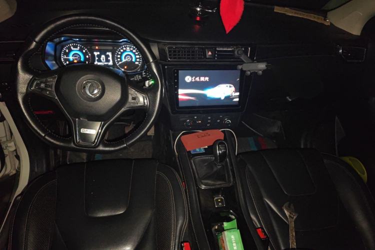 Used Dongfeng Fengon 580 2016 1.5T Manual Luxury Edition Center Console