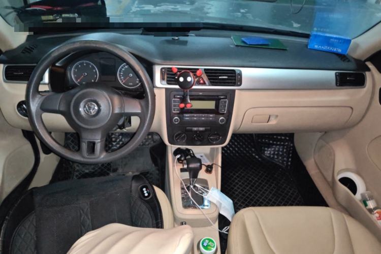 Used Volkswagen Bora 2012 1.6L Automatic Fashion Edition Center Console