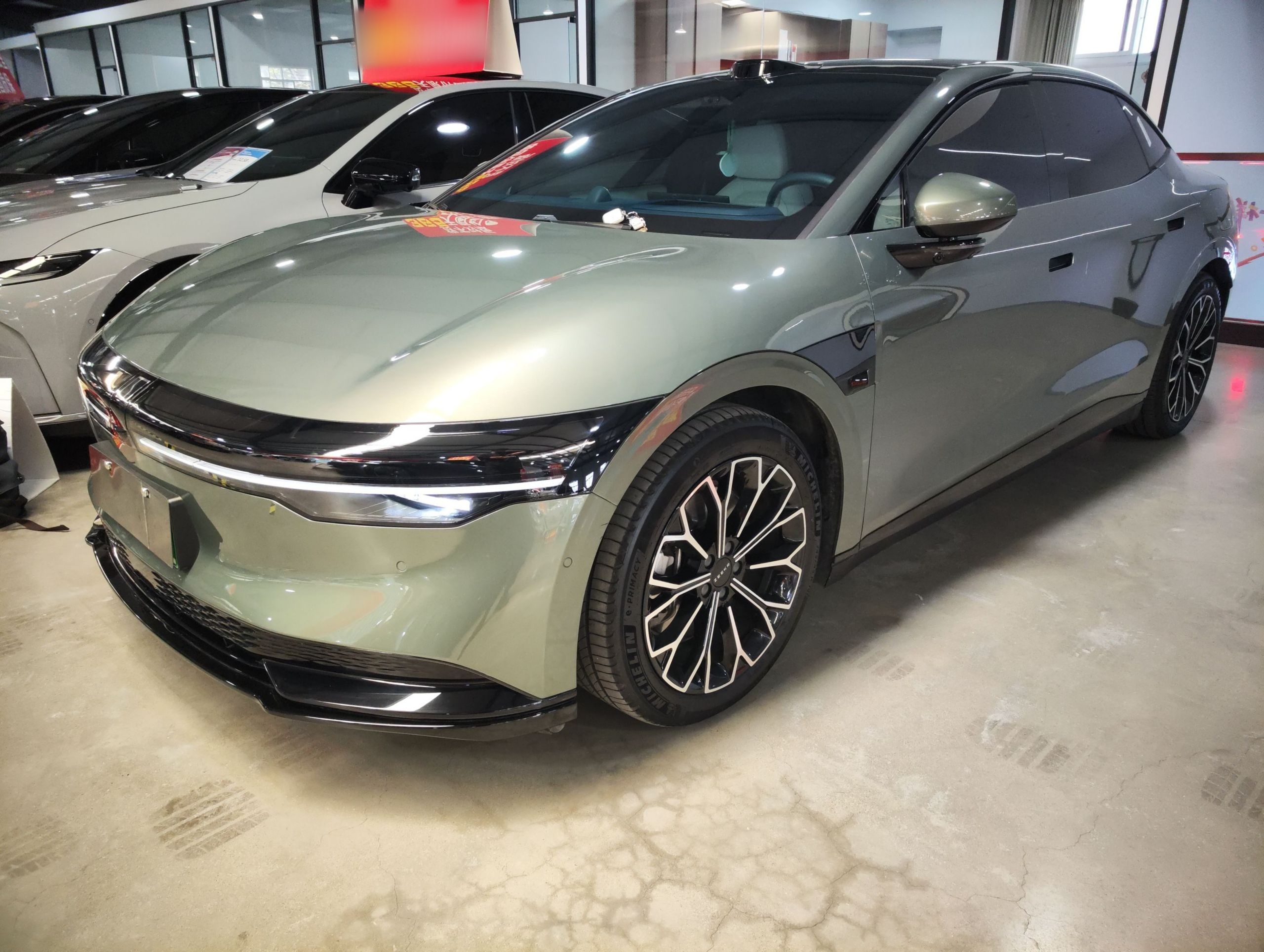 تحت مقدمة السيارة