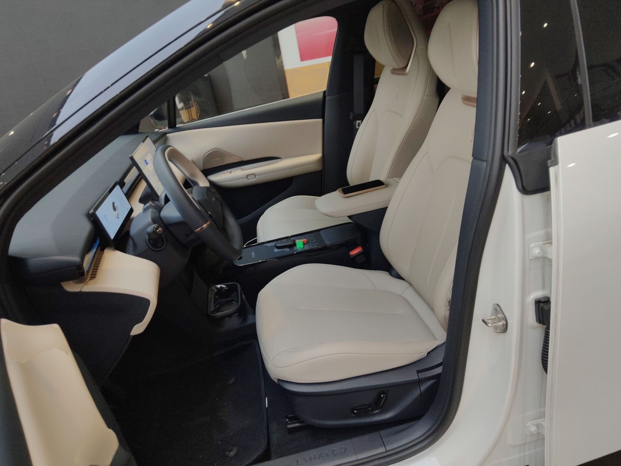 المقاعد الأمامية داخل السيارة