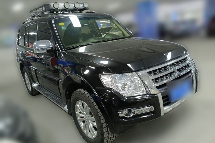 Used Mitsubishi Pajero  Front Right 45 Deg