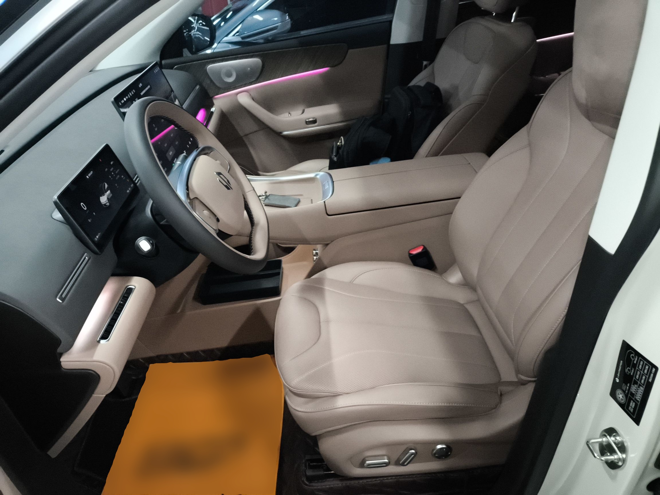 المقاعد الأمامية داخل السيارة