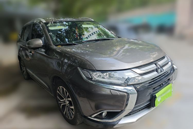 Used Mitsubishi Outlander 2016 2.4L 4x4 Elite Edition 7-Seater Front Right 45 Deg