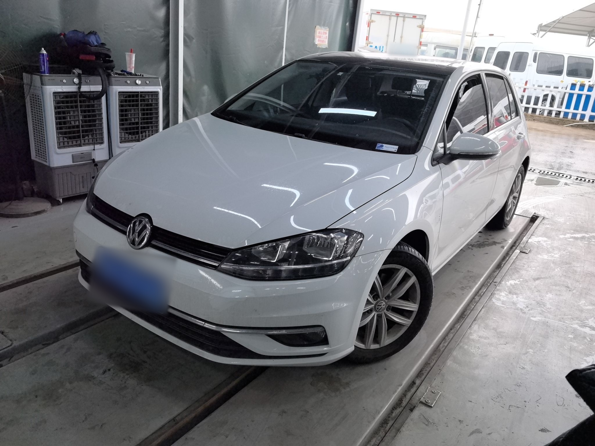 Под передней частью автомобиля